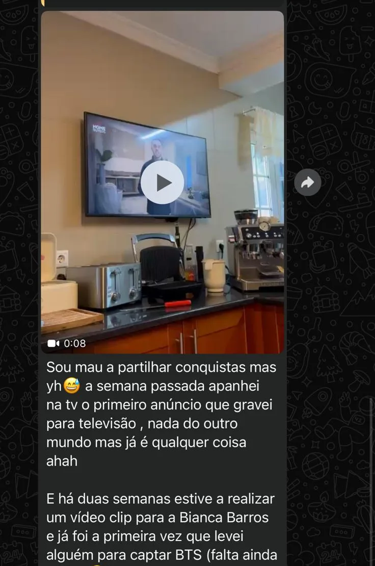 Aluno vê o primeiro anúncio de televisão que gravou passar na TV